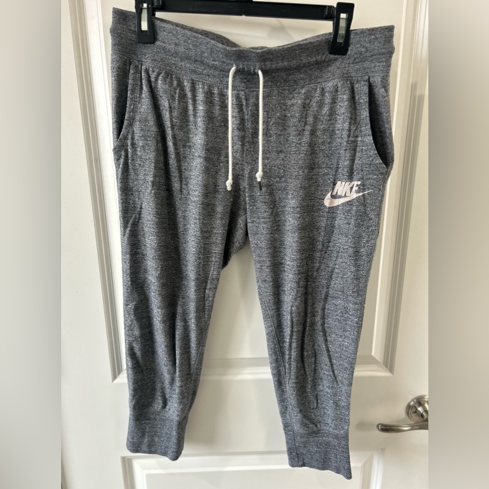 Nike Women’s Vintage Style Cropped Joggers Size Medium Light Grey